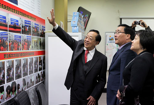 ABC紙業總裁魏基成向李華新總領事介紹“天籟列車”慈善活動