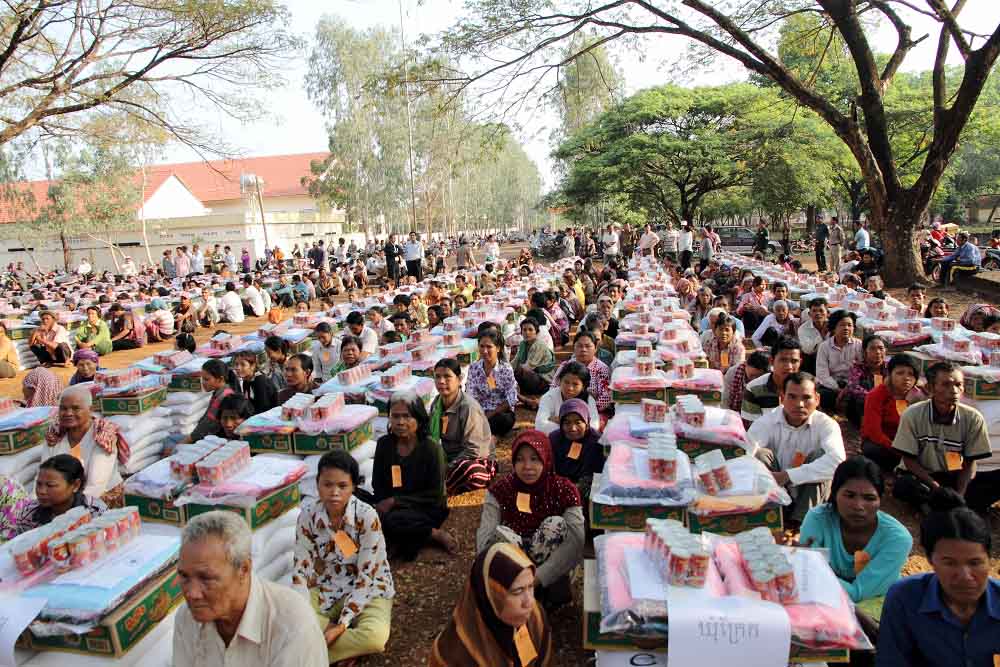 2012年2月，魏基成伉儷在柬埔寨派贈大米及其他物資