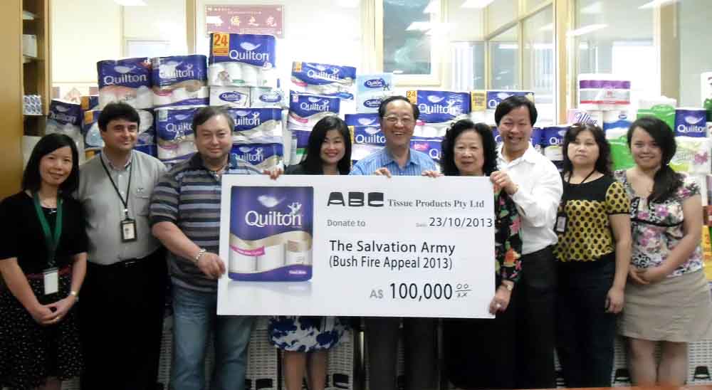 2013年10月，魏基成伉儷賑濟澳大利亞新南威爾士州山火災區