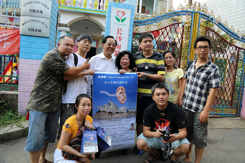 2012年9月，魏基成“天籟列車”駛入湖南長沙雨聆聾啞學校