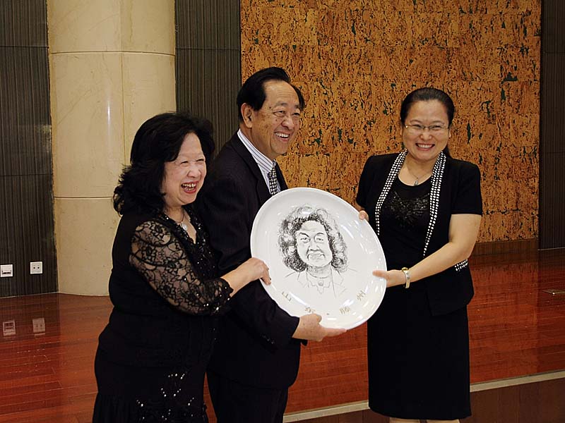 2013年10月，魏基成“天籟列車”駛入山東沂源滕州，滕州市特殊教育學校學生為魏太太制作了紀念品