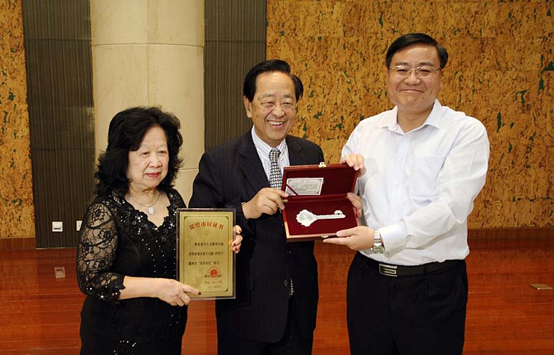 2013年10月，魏基成“天籟列車”駛入山東沂源滕州，滕州市市長授予魏基成榮譽市民證書和銀鑰匙