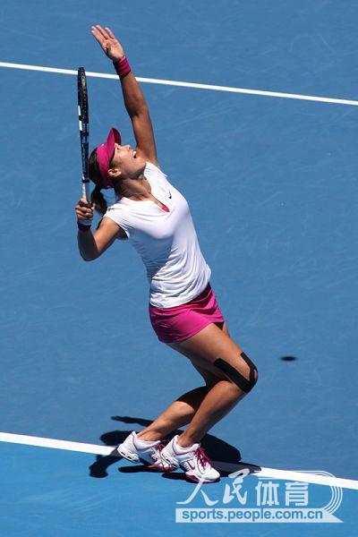 李娜在比賽中發球