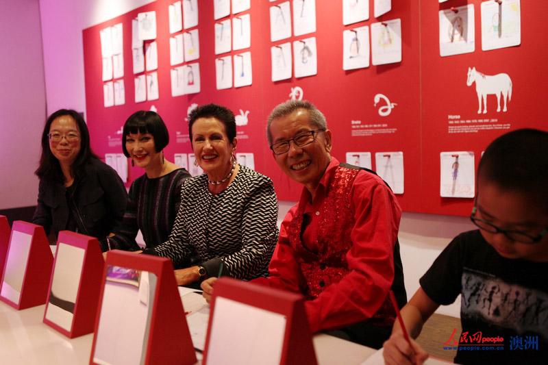 悉尼市長摩爾與部分華裔藝術家們在一起（攝影 馬小龍）