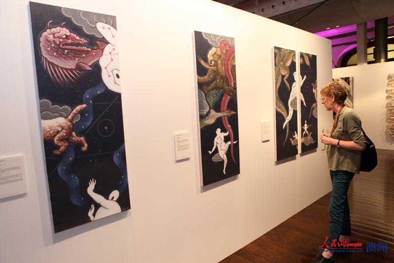展覽現場以星宿為主題的精美畫作（攝影 馬小龍）