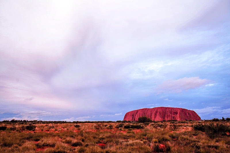 夕陽余光中的艾爾斯巖（攝影 馬小龍）