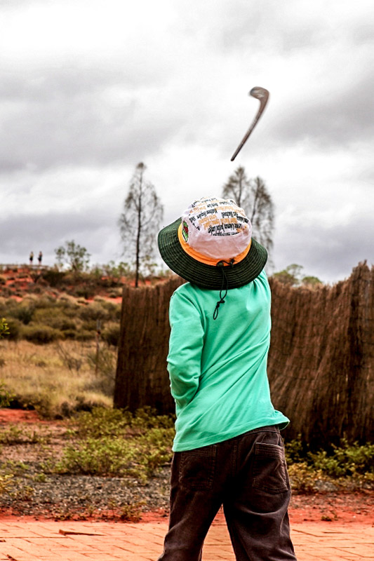  游客們可在烏魯魯體驗土著傳統狩獵工具回旋鏢（攝影 馬小龍）