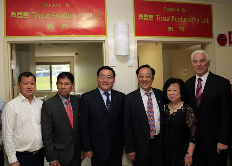 大家在魏基成夫婦捐贈的宿舍門口合影留念（攝影 賀吉）