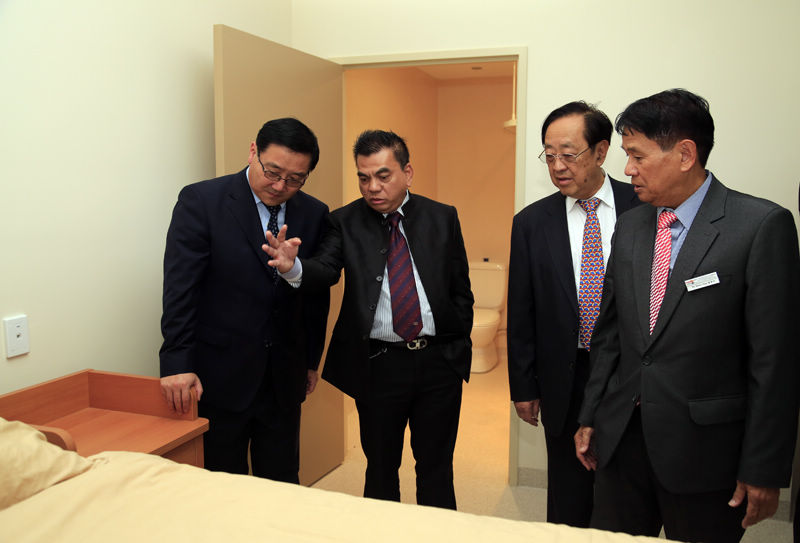 中國駐悉尼總領事李華新(左一）在魏基成（右二）等人陪同下參觀老人宿舍（攝影 賀吉）