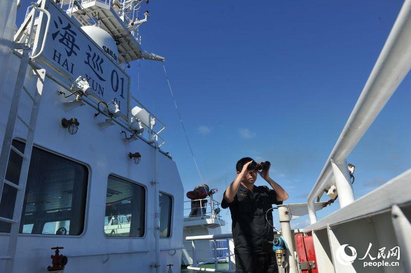 北京時間3月30日16時40分，“海巡01”在澳方今日公布的重點搜尋區域內打撈起一塊黃色塑料質地漂浮物，有待進一步甄別。潘潔灃 攝