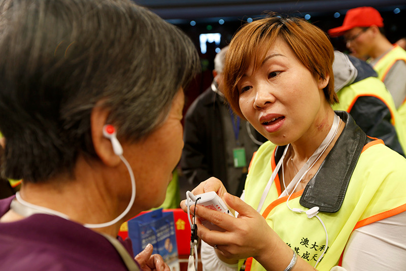 澳人工耳蝸之父與天籟列車一同義診聽障患者