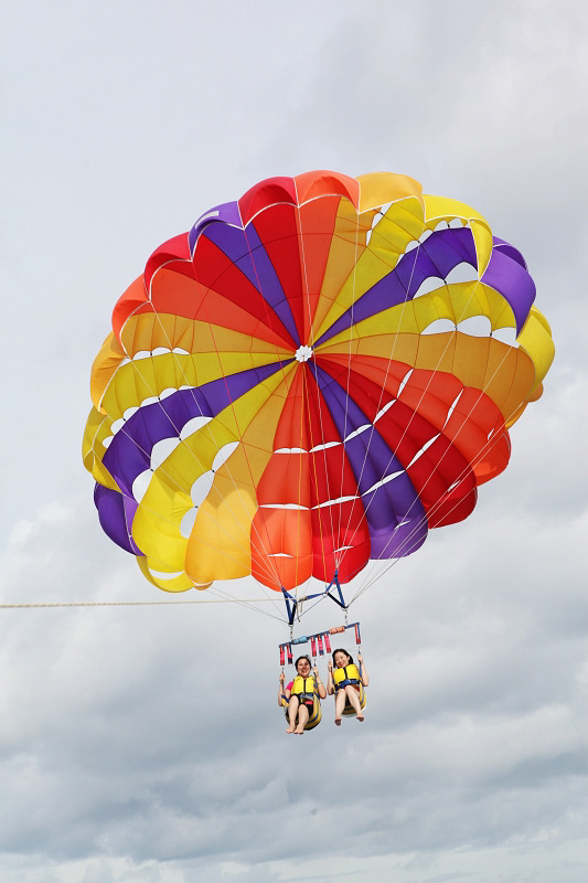 拖拽式降落傘飄上百米高空，壯闊海景一覽無余。（攝影 馬小龍）