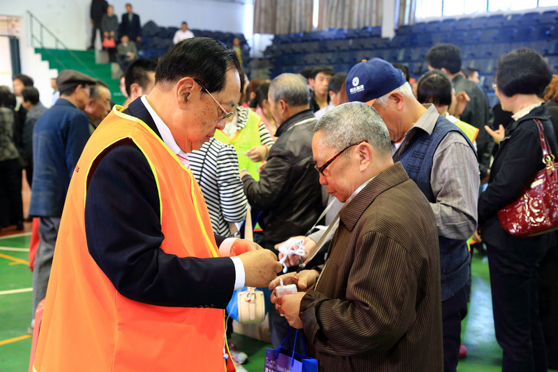 2014年4月魏基成天籟列車在安徽省六安舒城縣為當地聽障患者免費發放助聽器