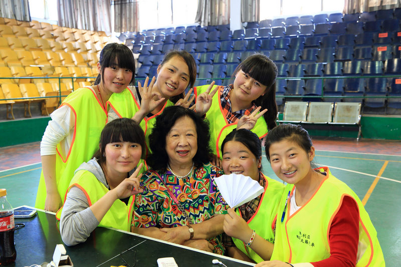 2014年4月魏基成天籟列車在安徽省六安舒城縣為當地聽障患者免費發放助聽器