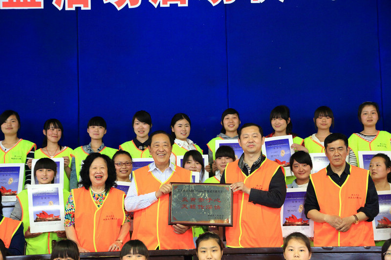 2014年4月魏基成天籟列車在安徽省六安舒城縣為當地聽障患者免費發放助聽器