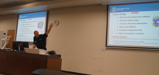 駐澳大利亞使館舉辦“領保進校園”活動