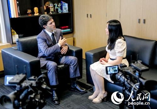 澳大利亞新南威爾士州公民及社區事務廳長維克多·多米內羅接受人民網視頻專訪(攝影 李一鳴)