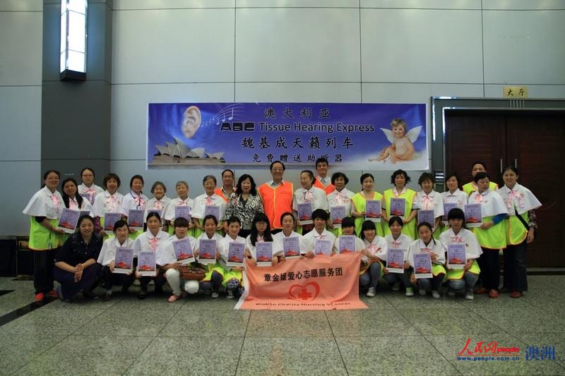 2014年5月，魏基成夫婦前往江西南昌捐贈助聽器。（人民網資料圖）