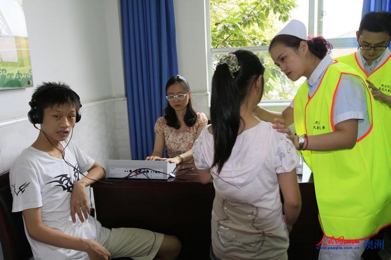 2014年9月，天籟列車駛入重慶捐贈助聽器及儀器（人民網資料圖）