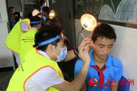 天籟列車志愿者醫生為聽障兒童進行檢查