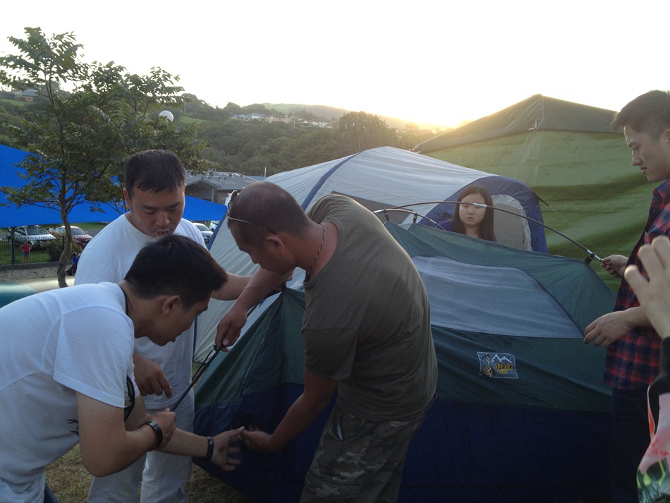 齊心協力搭帳篷（攝影 燕勐）