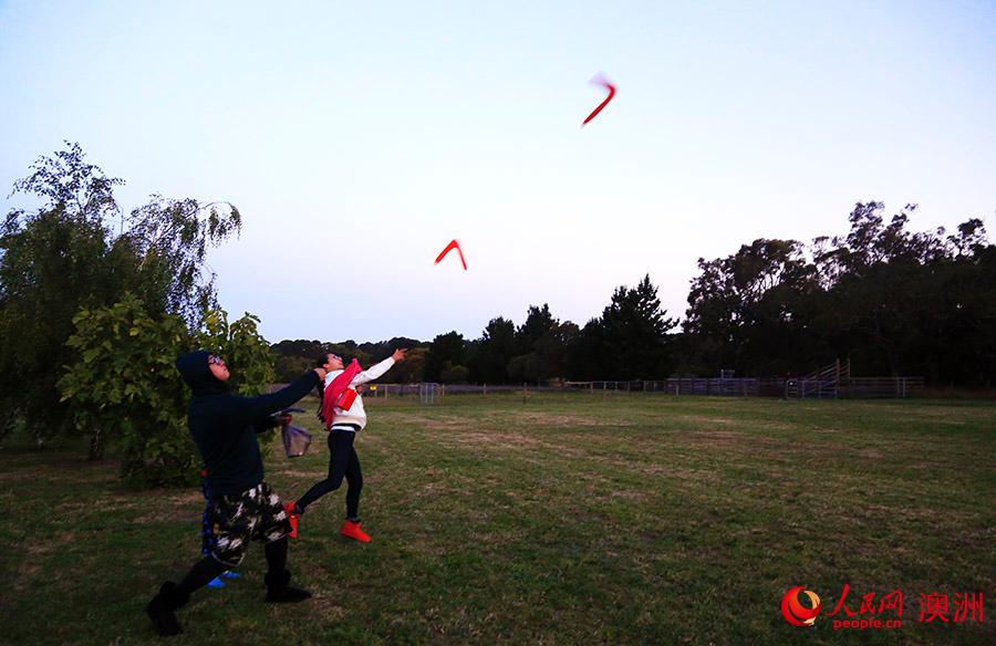 優瑞卡_圣瑞農莊內大家正在玩回力標（攝影 賀吉）