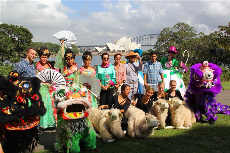  2月10日，悉尼市市長摩爾（后排左五）與參加春節期間花燈大巡游的部分演員合影。（鮑捷 攝）