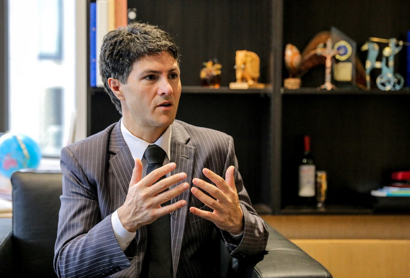 新南威爾士州公民及社區事務廳長維克多?多米內羅通過人民網向廣大網友拜年   