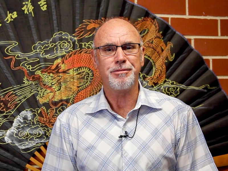 貝拉拉公立小學校長格蘭?施特爾策通過人民網向廣大網友拜年