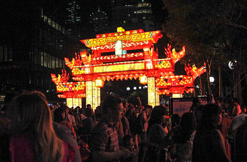 花燈牌樓與熙熙攘攘的人流。（攝影 馬小龍）