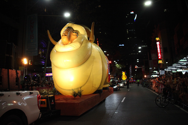 行進在隊伍前列的巨型山羊彩燈。（攝影 馬小龍）