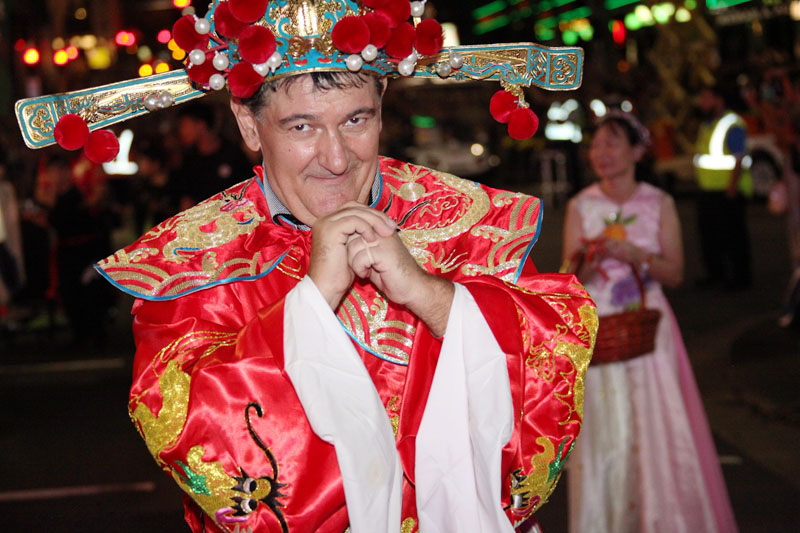 巡游隊伍中以財神扮相的澳大利亞當地民眾。（攝影 馬小龍）
