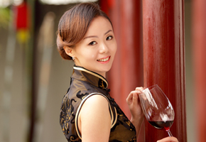 馮銳君女士 Ms Vivien Feng現為澳大利亞精品酒業公司鉑高匯精品酒莊（Blue Orchid Enterprise）執行董事，鉑蘭葡萄酒教育（Blue Orchid Wine School ）創始人，是澳大利亞葡萄酒界一位格外受人敬重的華裔企業家。鉑高匯旗下的葡萄園分布在澳大利亞葡萄酒產區中的最精品地區，并分別在獵人谷、瑪格麗特河流域、巴羅莎山谷建立了生產基地。有著高級電信工程師背景的馮銳君女士，將葡萄酒譽為人類工程學中最浪漫、最藝術而又精準的偉大工程。堅持秉承酒莊經營的精品品質、文化拓展、生活理念的三大服務核心，結合她對葡萄酒技術的深刻領悟、認真勤勉的品格和豐富的經營管理經驗，以及特有的中西雙邊文化素養的優勢，對華人社會深遠的葡萄酒文化理念的影響與塑造，得到了業內業外人士的高度贊揚。除了經營酒莊，馮銳君女士和中國主流211工程大學海南大學建立了深入的葡萄酒教育發展項目，她將積極不斷地通過中國知名大學平臺，把葡萄酒文化的精髓之美傳播到中華民族的沃土之上。 