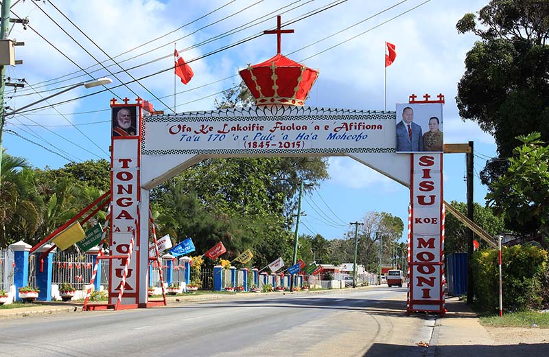 路邊隨處可見裝飾有巨大王冠卻形態各異的“加冕門”（攝影 盛楚宜）