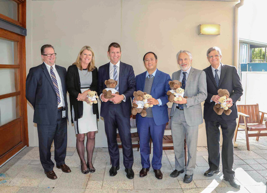 玉湖集團此行還帶去50只小熊布絨玩具作為禮物送給康復中心的收治兒童