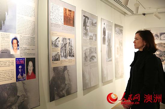 與會者觀看中國抗日戰爭圖片展（攝影 賀吉）