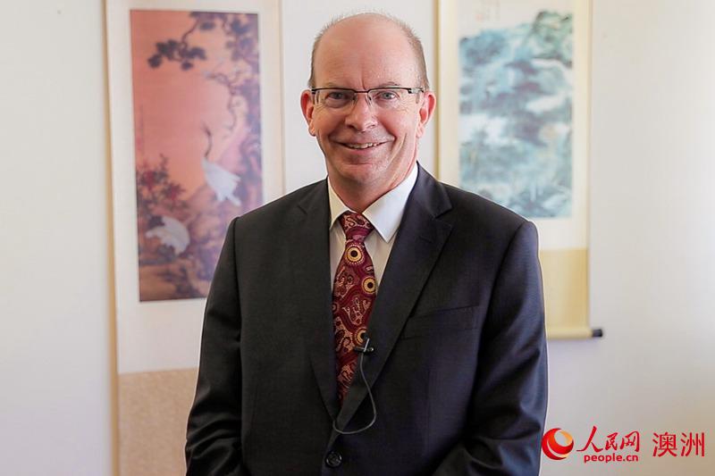 查爾斯達爾文大學校長西蒙·麥多克斯通過人民網向廣大網友拜年