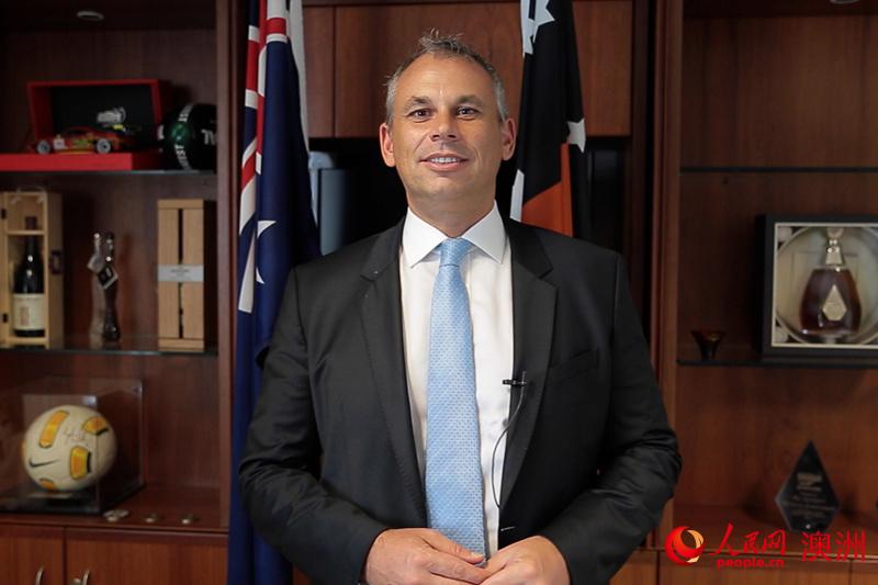澳大利亞北領地首席廳長亞當?賈爾斯通過人民網向廣大網友拜年