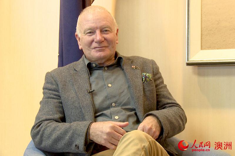 澳大利亞臥龍崗市市長哥頓?布拉德貝里通過人民網向廣大網友拜年