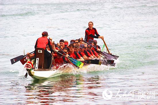澳大利亞民眾賽龍舟歡度中國農歷新年（攝影 盛楚宜）