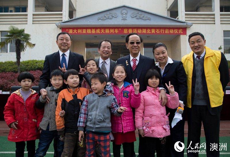 澳慈善家魏基成夫婦再次到湖北為聽障人士“送聲音”（攝影 賀吉）