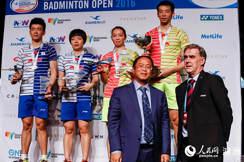 玉湖集團董事長黃向墨（前排右二）為混雙冠亞軍頒獎（攝影 賀吉）