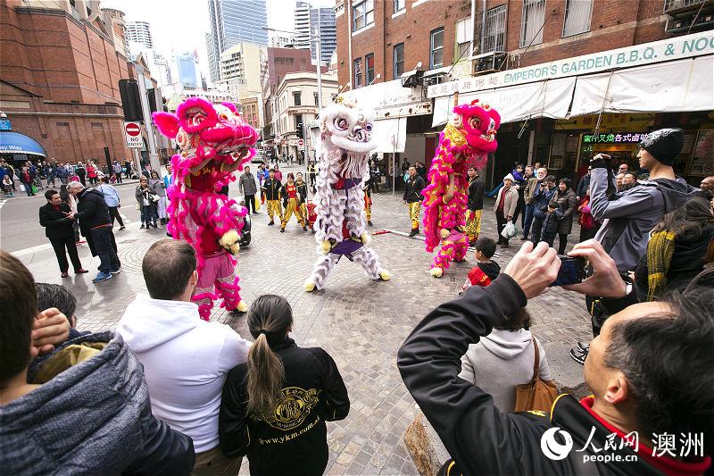 悉尼市中心的居民和商家參觀了唐人街優化改造后更具人性化的中央購物區新貌