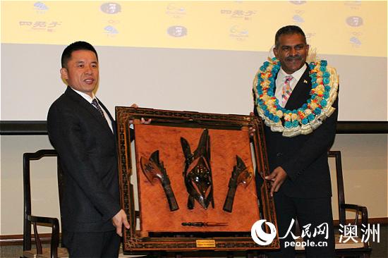 四君子古典家具董事長陳玉樹與斐濟工業、貿易及旅游部長科亞交換禮物 （攝影 郭芊）