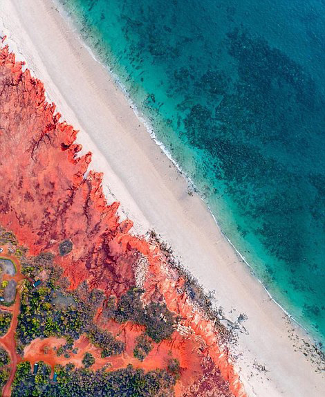 每一張美得令人窒息的照片背后，都蘊含著邁克爾和簡姆普不懈的嘗試和專注的精神。他們會提前觀察天氣情況再研究地點和拍攝計劃，選好位置后便將無人機停留于此好長一段時間以拍到最美的瞬間。目前，他們的作品廣受追捧，在照片分享平臺Instagram上吸引了超過3.4萬名狂熱粉絲。