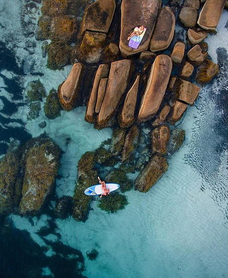 澳大利亞的邁克爾 格策(Michael Goetze)和簡姆普 威廉姆森(Jampal Williamson)利用大疆無人機搭載Zenmuse X5攝像頭在該國西部海岸上空拍攝了一組照片，記錄了海岸線的美麗景象。湛藍的海水、泡沫般的浪花還有細白如銀的沙灘，令人嘆為觀止。