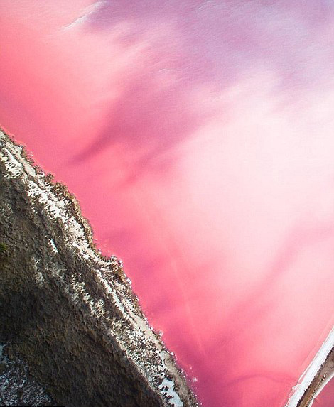 澳大利亞的邁克爾 格策(Michael Goetze)和簡姆普 威廉姆森(Jampal Williamson)利用大疆無人機搭載Zenmuse X5攝像頭在該國西部海岸上空拍攝了一組照片，記錄了海岸線的美麗景象。湛藍的海水、泡沫般的浪花還有細白如銀的沙灘，令人嘆為觀止。