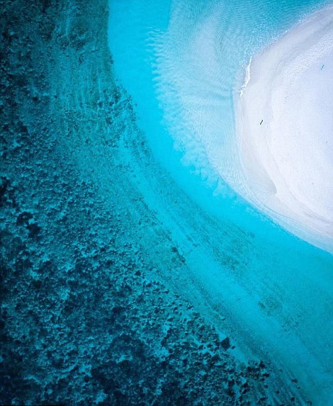 澳大利亞的邁克爾 格策(Michael Goetze)和簡姆普 威廉姆森(Jampal Williamson)利用大疆無人機搭載Zenmuse X5攝像頭在該國西部海岸上空拍攝了一組照片，記錄了海岸線的美麗景象。湛藍的海水、泡沫般的浪花還有細白如銀的沙灘，令人嘆為觀止。