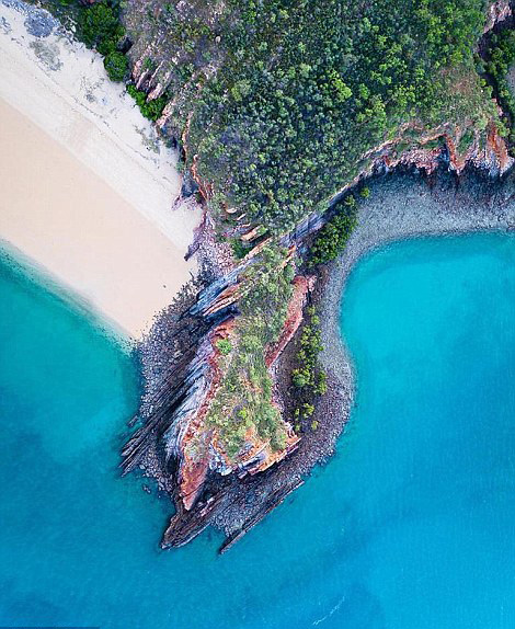 澳大利亞的邁克爾 格策(Michael Goetze)和簡姆普 威廉姆森(Jampal Williamson)利用大疆無人機搭載Zenmuse X5攝像頭在該國西部海岸上空拍攝了一組照片，記錄了海岸線的美麗景象。湛藍的海水、泡沫般的浪花還有細白如銀的沙灘，令人嘆為觀止。