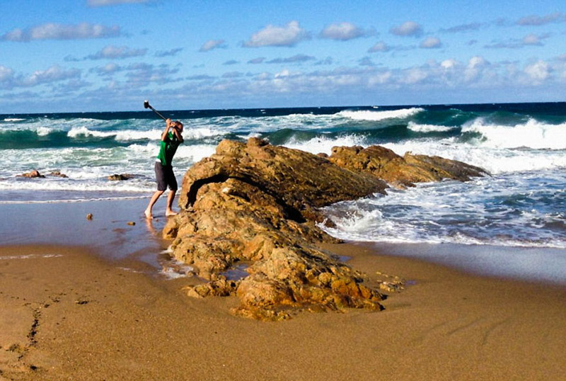 據英國《每日郵報》8月12日報道，近日，澳大利亞名叫克里斯托弗?斯賓塞（Christopher Spencer）的地質學家開設了一個專門介紹他們行業的名為“旅行地質學家網”（Traveling Geologist）的網站。網站上的100多名地質學家通過在考察時的旅行攝影，向人們展示了絕美的環球風光并普及地質學這一小眾行業。